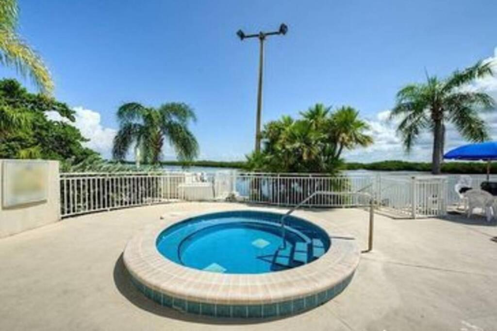 Manatee, Studio202, Beach Steps Away! Pool+Wifi Ruskin Bagian luar foto