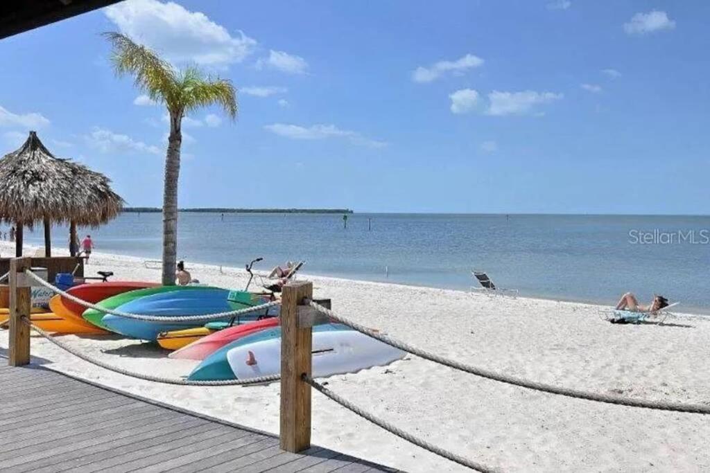 Manatee, Studio202, Beach Steps Away! Pool+Wifi Ruskin Bagian luar foto