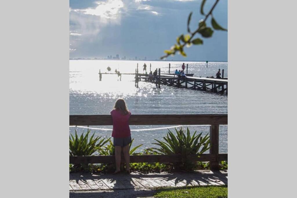 Manatee, Studio202, Beach Steps Away! Pool+Wifi Ruskin Bagian luar foto