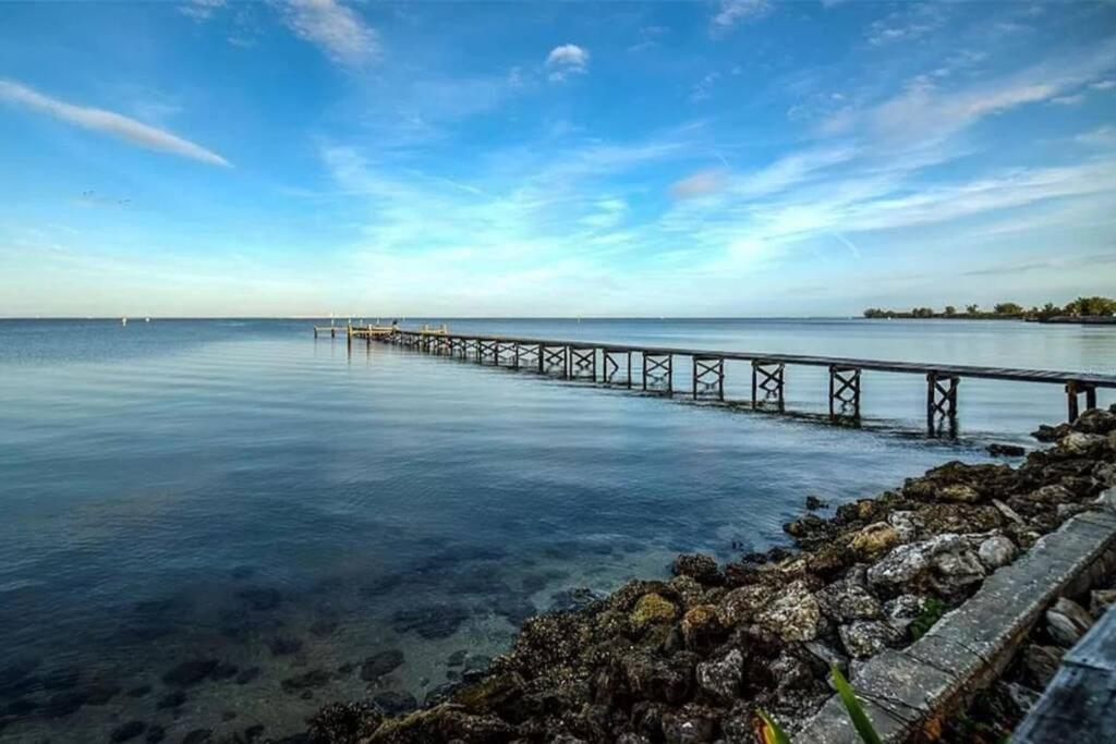 Manatee, Studio202, Beach Steps Away! Pool+Wifi Ruskin Bagian luar foto