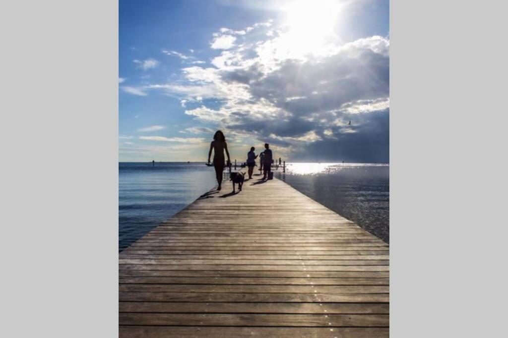 Manatee, Studio202, Beach Steps Away! Pool+Wifi Ruskin Bagian luar foto
