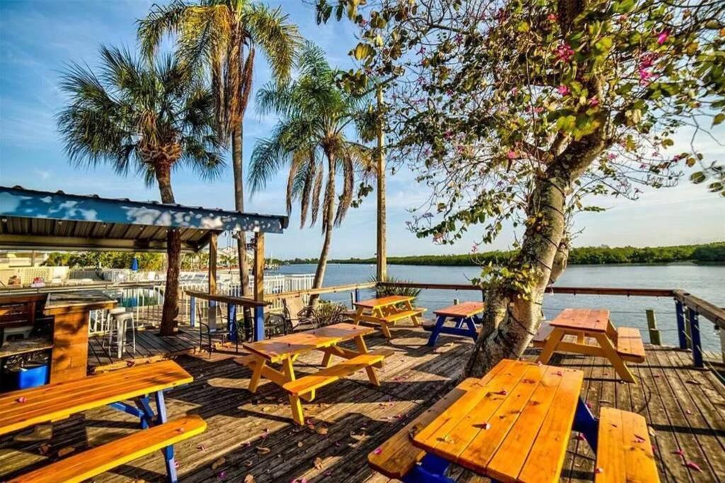 Manatee, Studio202, Beach Steps Away! Pool+Wifi Ruskin Bagian luar foto