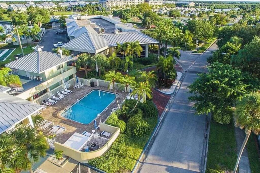 Manatee, Studio202, Beach Steps Away! Pool+Wifi Ruskin Bagian luar foto
