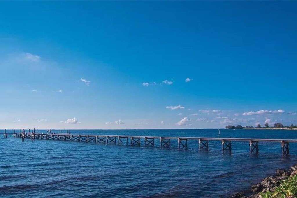 Manatee, Studio202, Beach Steps Away! Pool+Wifi Ruskin Bagian luar foto