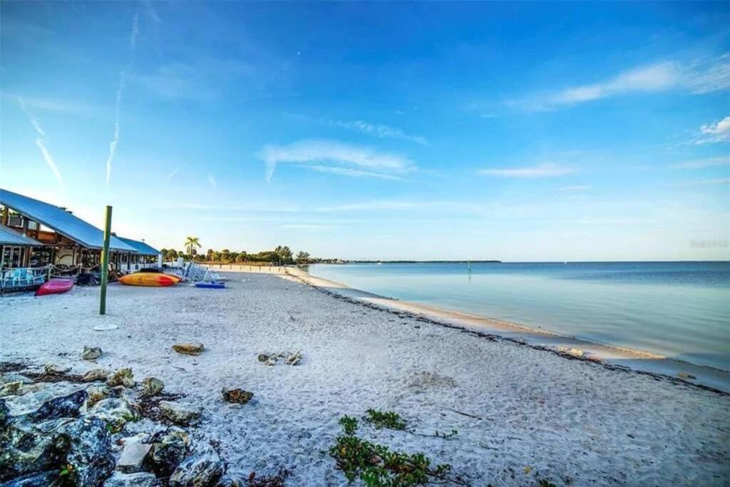 Manatee, Studio202, Beach Steps Away! Pool+Wifi Ruskin Bagian luar foto