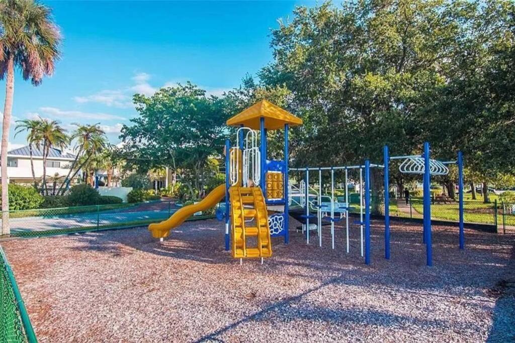 Manatee, Studio202, Beach Steps Away! Pool+Wifi Ruskin Bagian luar foto