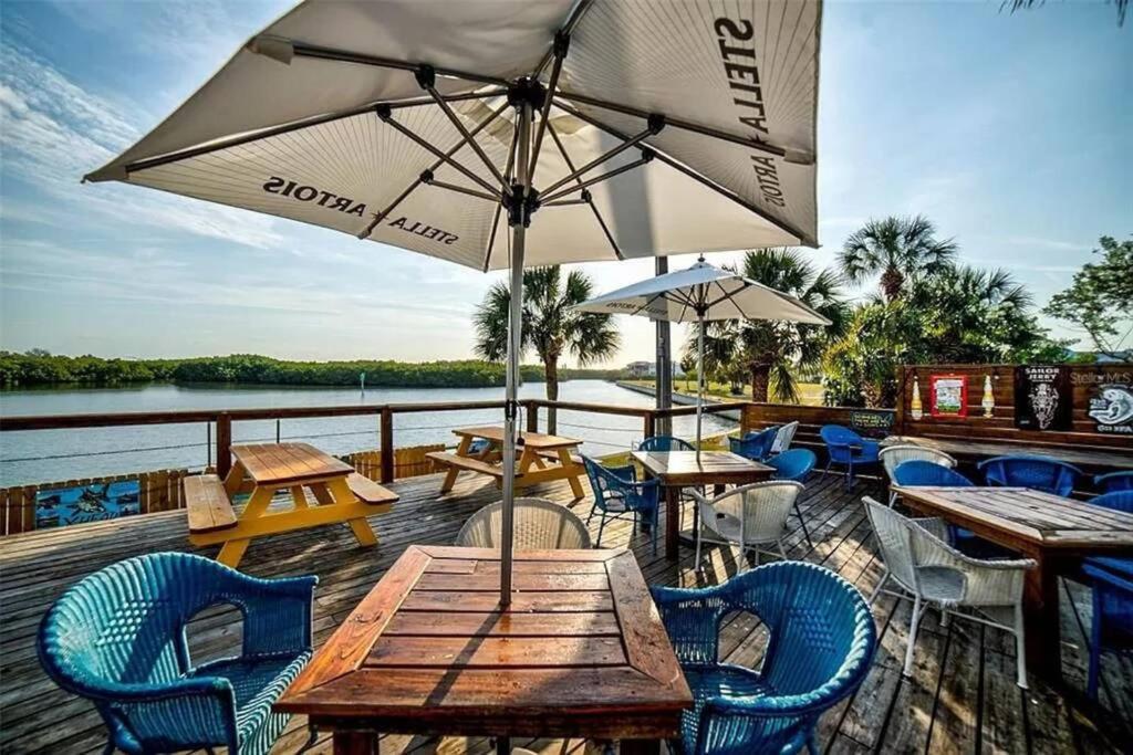 Manatee, Studio202, Beach Steps Away! Pool+Wifi Ruskin Bagian luar foto