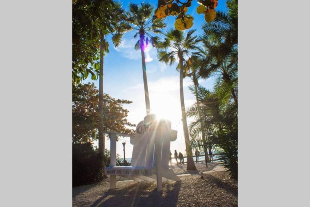 Manatee, Studio202, Beach Steps Away! Pool+Wifi Ruskin Bagian luar foto